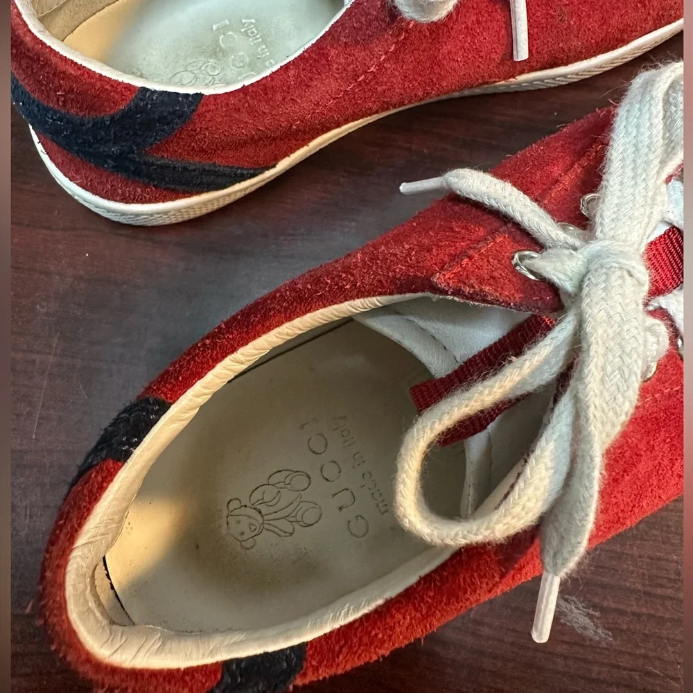 Gucci Kids Red Suede Low Top Sneakers Navy‎ Blue Accent 410382 Size 29